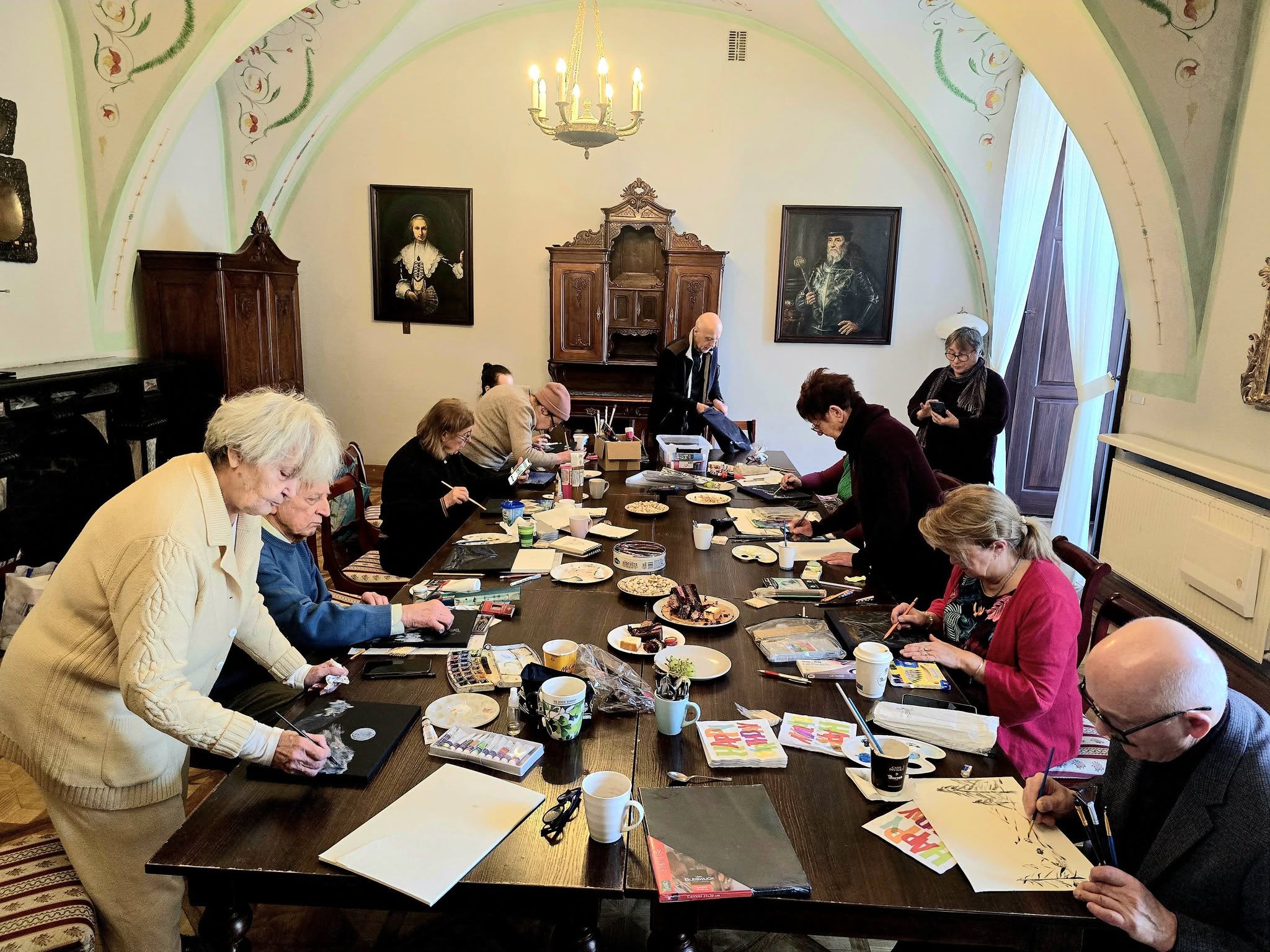 Seniorzy podczas zajęć plastycznych