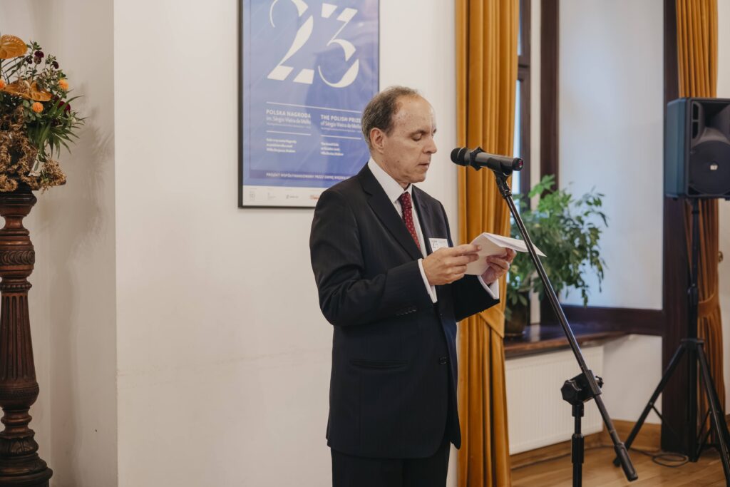 Luiz Cesar Gasser, Ambasador Brazylii w Warszawie, czyta do mikrofonu